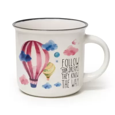 Caneca branca com balões de ar quente coloridos e texto inspirador