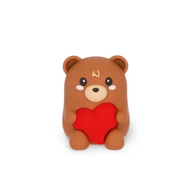 Figura decorativa de urso castanho com coração vermelho
