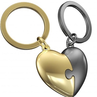 Porta-chaves com pendentes em forma de coração partida em dourado e cinzento