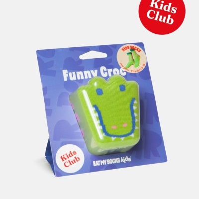 Meias infantis verdes com padrão de crocodilo e embalagem azul com texto