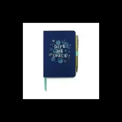 Caderno azul escuro com caneta dourada e texto GIVE ME SPACE