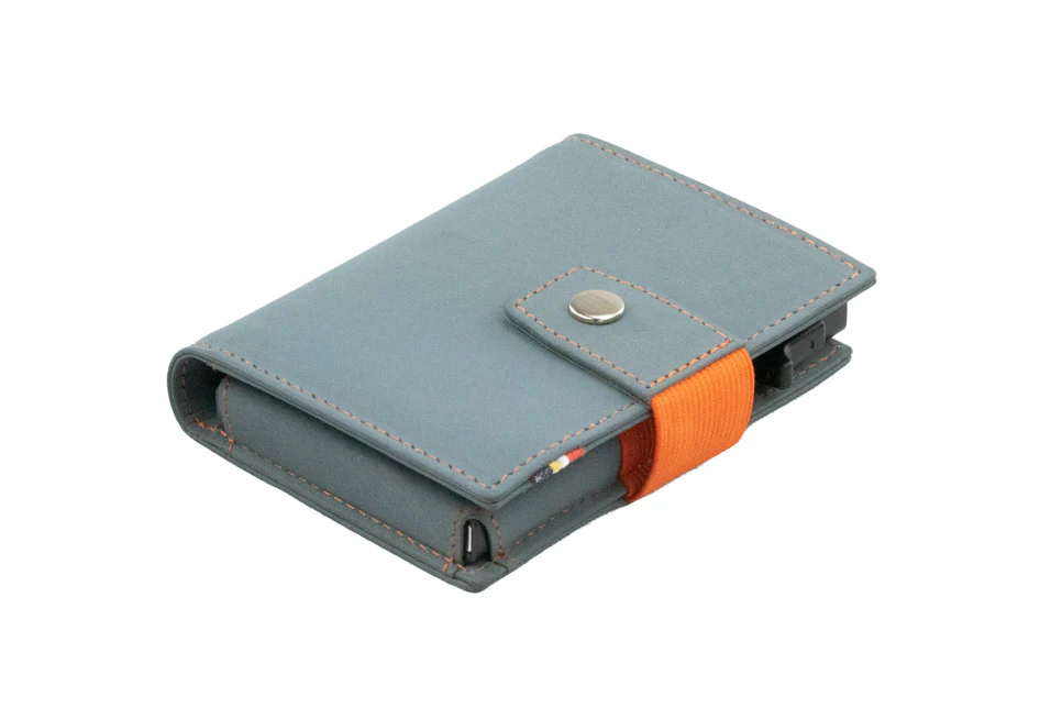 Porta Cartões Garzini Blue Orange Carteira compacta azul clara com fecho de aba e elástico laranja