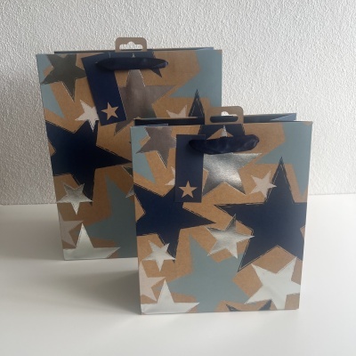 Sacos de papel com padrão de estrelas e alças azuis