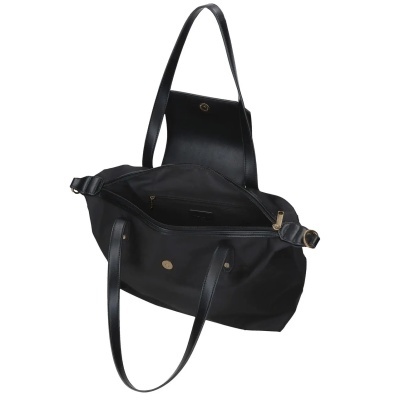 Mala preta de ombro com alças em couro falso e fecho aberto