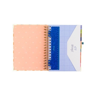 Agenda espiralada aberta com capa interior rosa e régua azul.