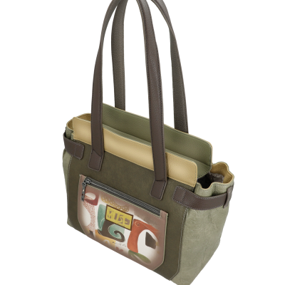 Mala de mão feminina em tons de verde, bege e castanho com padrão abstrato no bolso frontal