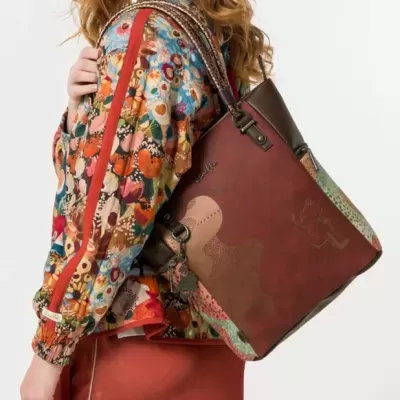 Mochila de pele sintética castanha e bege com detalhes bordados e alças estampadas ao ombro