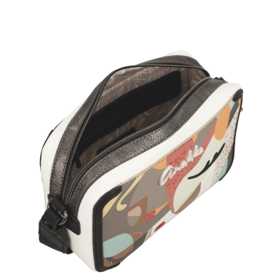 Bolsa retangular branca com padrão abstrato colorido e assinatura Anekke com interior forrado e zíper