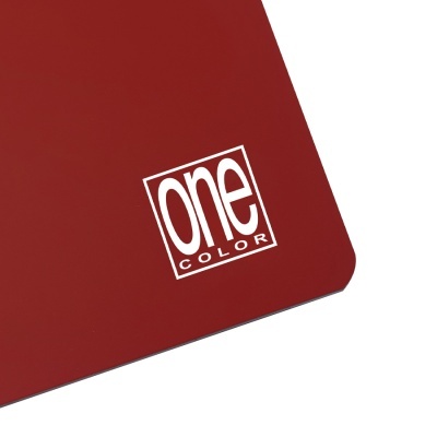 Plano vermelho com etiqueta branca 'one COLOR'