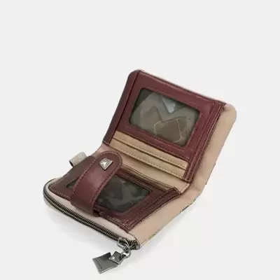 Carteira em couro castanha e bege com fecho de correr e compartimentos visíveis