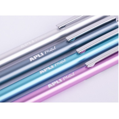 Quatro canetas metálicas coloridas com texto APLI Metal