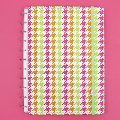 Caderno com capa colorida e elástico verde