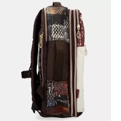 Mochila colorida com padrões abstratos e fechos dourados