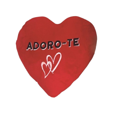 Almofada vermelha em forma de coração com texto ADORO-TE e dois corações desenhados