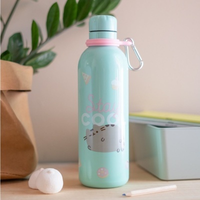 Garrafa de água verde água com ilustração de gato e texto Stay cool