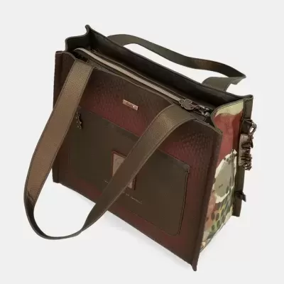 Mala de ombro castanha com padrão floral lateral e fecho