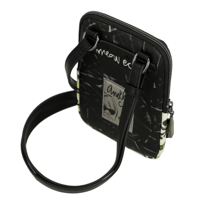 Bolsa pequena preta com alça fina e texto branco