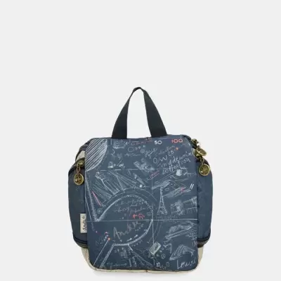 Mochila azul escura com estampas, alças pretas e fechos metálicos dourados