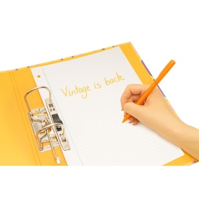 Pasta amarela com papel escrito e mão segurando caneta laranja