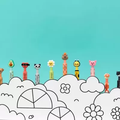 Dez canetas coloridas com tampas decorativas em forma de animais e objetos sobre fundo azul com desenho de nuvens e flores