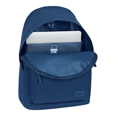 Mochila azul escura aberta com laptop e tablet visíveis nos compartimentos interiores