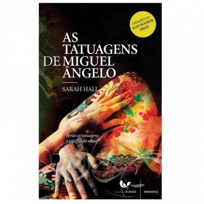 Capa do livro As Tatuagens de Miguel Ângelo com mãos tatuadas e selo amarelo