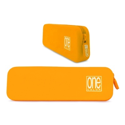 Estojo escolar laranja com fecho de correr e texto one color branco