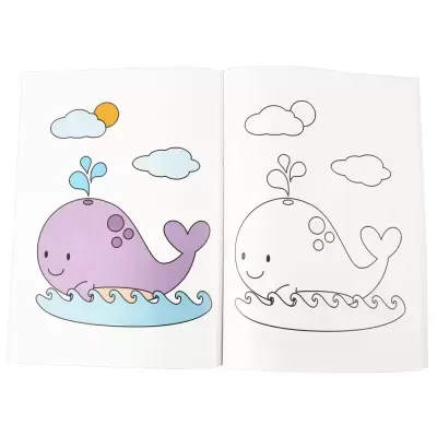 Livro de colorir aberto com baleia em desenho preto e branco e colorido