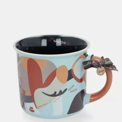 Caneca cerâmica azul claro com padrão abstrato e asa castanha com laço preto Anekke