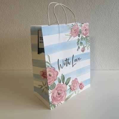 Saco de papel para presentes com riscas azuis e brancas e flores rosa