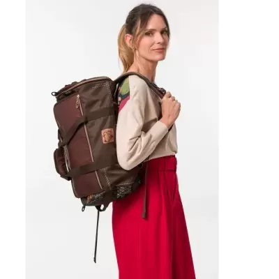 Mochila castanha em tecido com alças de ombro ajustáveis e bolso lateral.