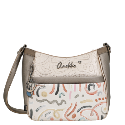 Mala de ombro bege e castanha com padrão abstrato e pendente decorativo