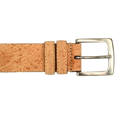 cinto em cortiça castanha clara com fivela metálica prateada