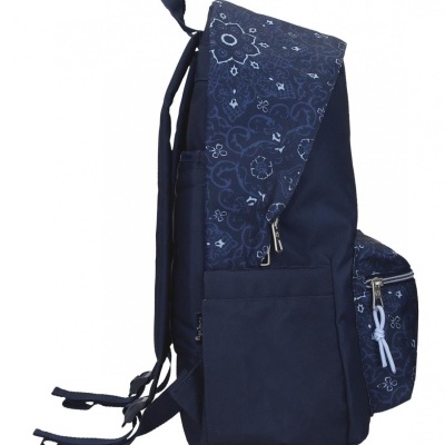 Mochila azul escura com padrão floral e fechos metálicos