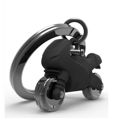 Porta-chaves em forma de mota preta com rodas metálicas e anel prateado