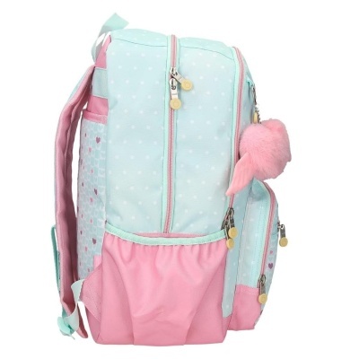 Mochila azul claro com padrão de pontos brancos e corações, detalhes rosa e peluche rosa pendurado.