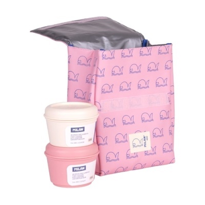 saco isotérmico rosa com padrão de baleias e dois recipientes de plástico empilhados