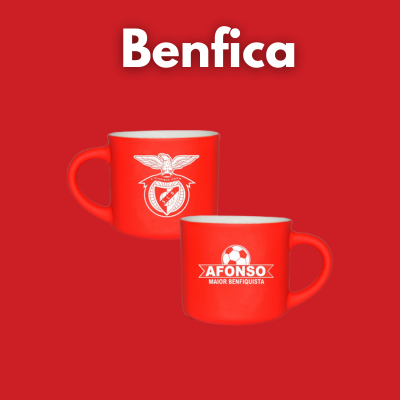 duas canecas vermelhas com emblema do Benfica e texto personalizado sobre fundo vermelho