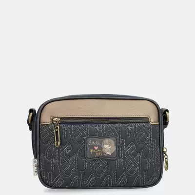 Mala pequena preta e bege com padrão em relevo e etiqueta decorativa