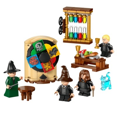 Conjunto LEGO com figuras escolares, tabuleiro colorido, copos dourados, comida e gato azul translúcido