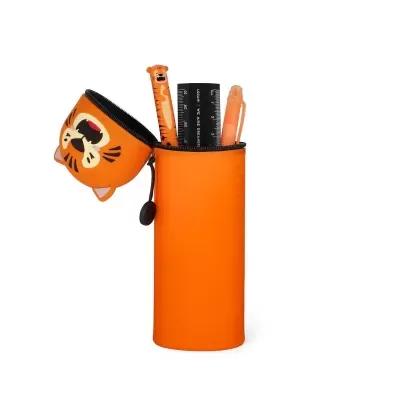 Estojo cilíndrico laranja com tampa de cabeça de tigre e material escolar dentro