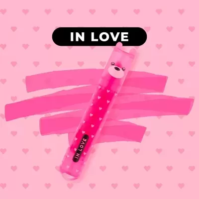 Estojo rosa com corações brancos, rosto de urso e texto IN LOVE em fundo rosa com corações