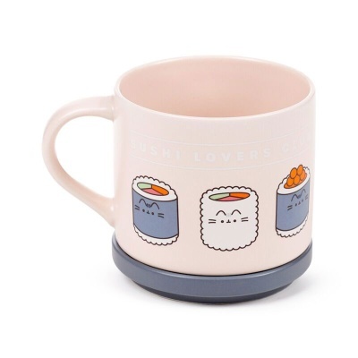 Caneca cor de rosa com desenhos de sushi e texto SUSHI LOVERS CLUB