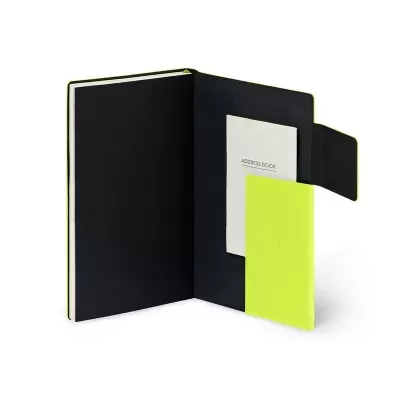 Caderno preto aberto com bolso interior que contém um caderno amarelo e folha com texto ADDRESS BOOK
