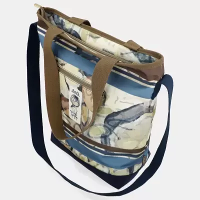 Mala tote bag azul e bege com padrão abstrato e alças castanhas e azul escuro