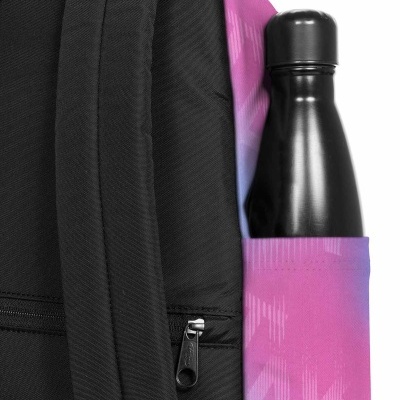 Mochila preta com suporte lateral lilás e rosa segurando garrafa preta