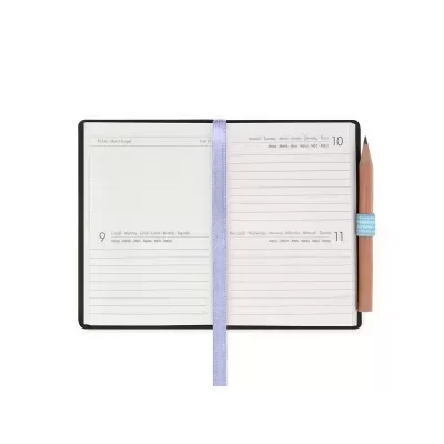 Caderno aberto com folhas datadas e caneta presa