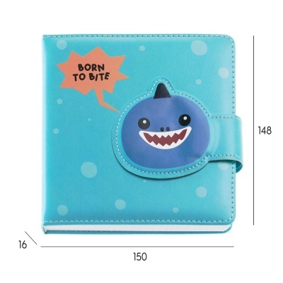 Caderno ou agenda azul com desenho de tubarão e texto BORN TO BITE