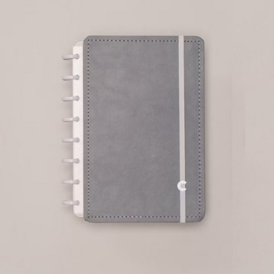 Caderno cinzento com elástico branco e argolas laterais