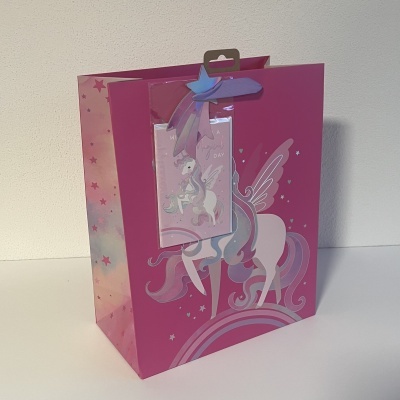 Saco de oferta rosa com unicórnio e cartão pendurado com imagem de unicórnio